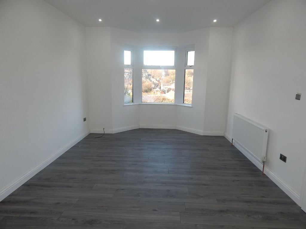 Property photo 1 of 16 Living Room