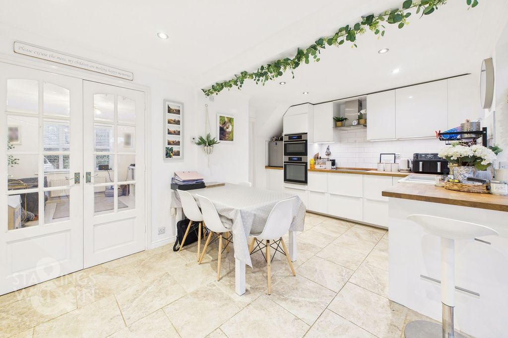 Property photo 3 of 28