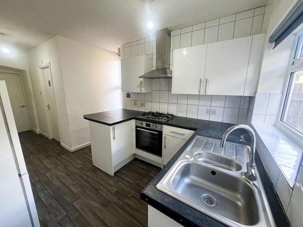Property photo 2 of 14 Madeira Rd E11