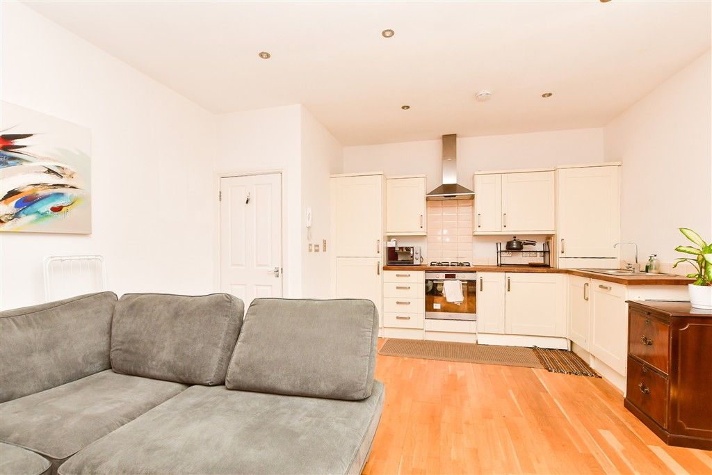 Property photo 3 of 11 Lounge/Kitchen