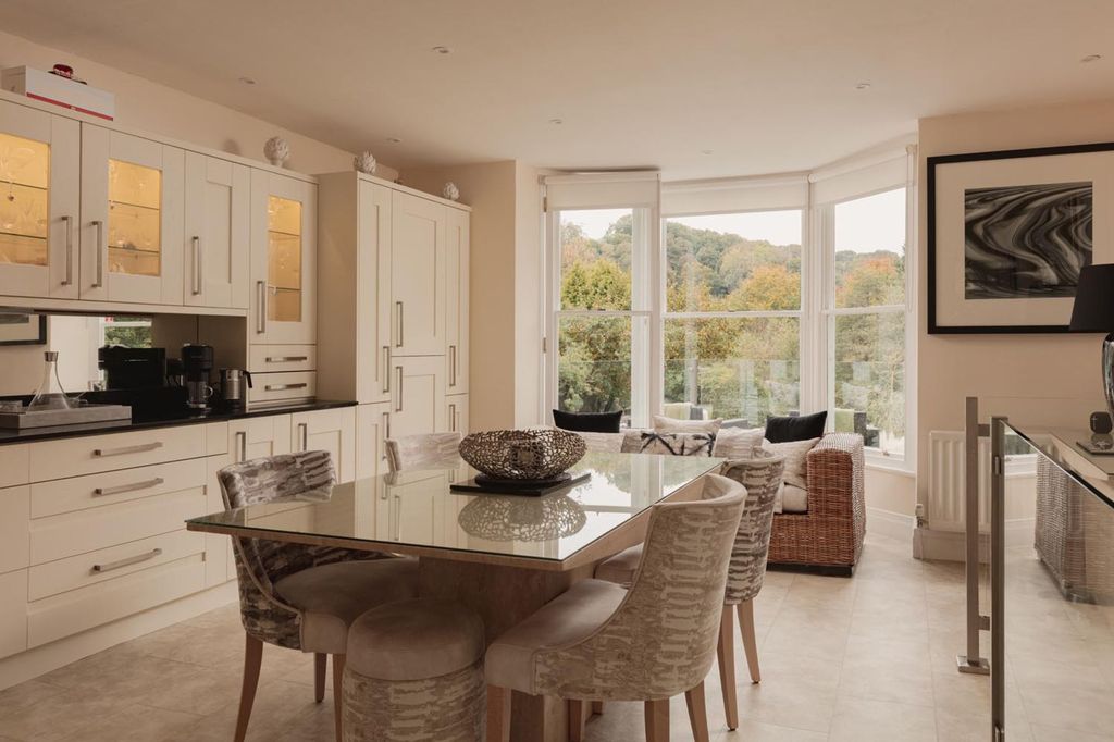 Property photo 2 of 32