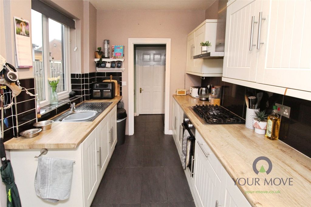 Property photo 3 of 13 Kitchen