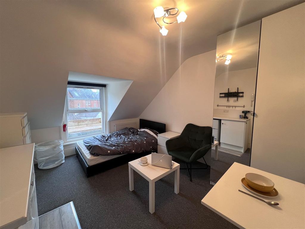 Property photo 1 of 10 Room 6.Jpg