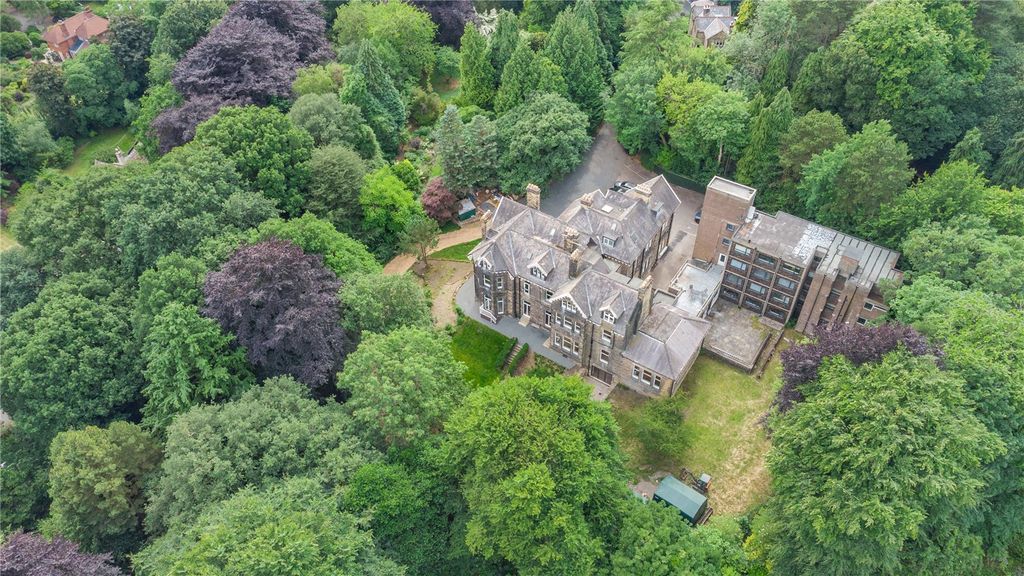 Property photo 1 of 10 The Hollies