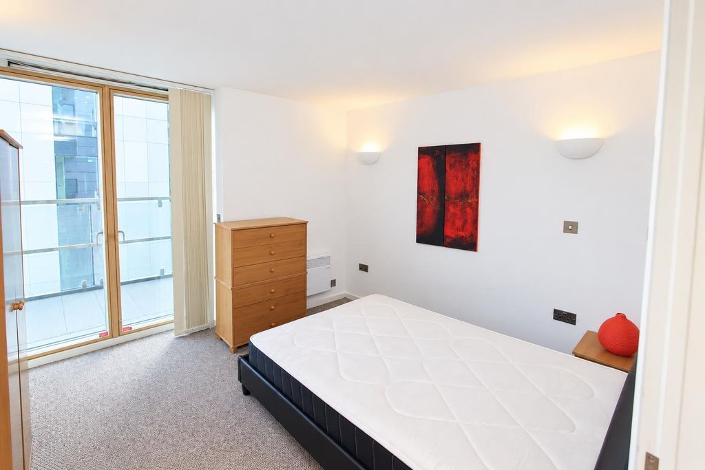 Property photo 3 of 10 Bright Double Bedroom With Balcony Access...