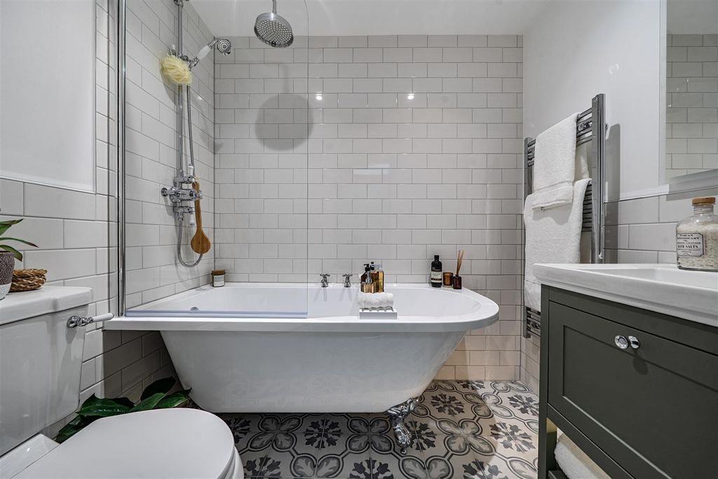 Property photo 3 of 23 Bathroom