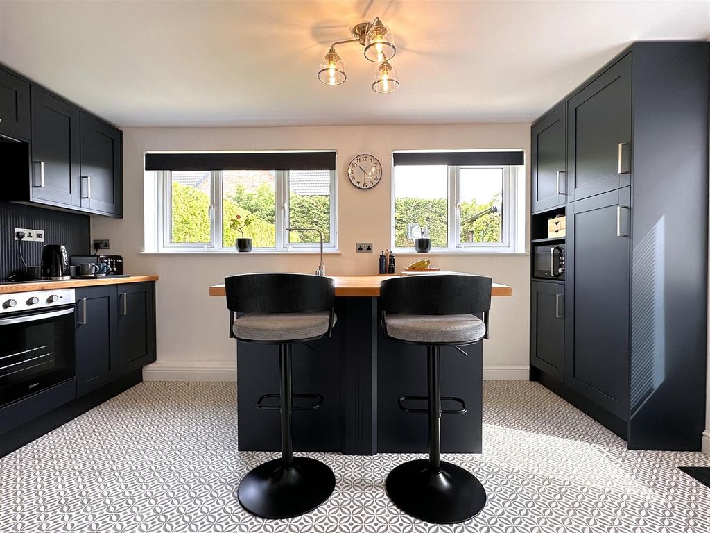 Property photo 2 of 19 Superb Modern Dining Kitchen 808