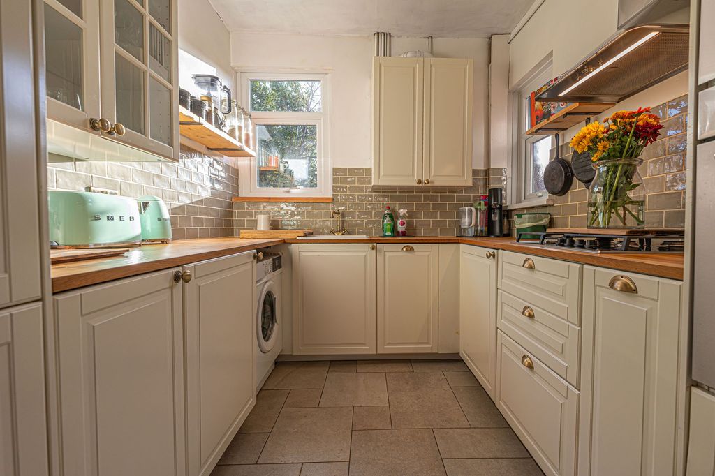 Property photo 2 of 27