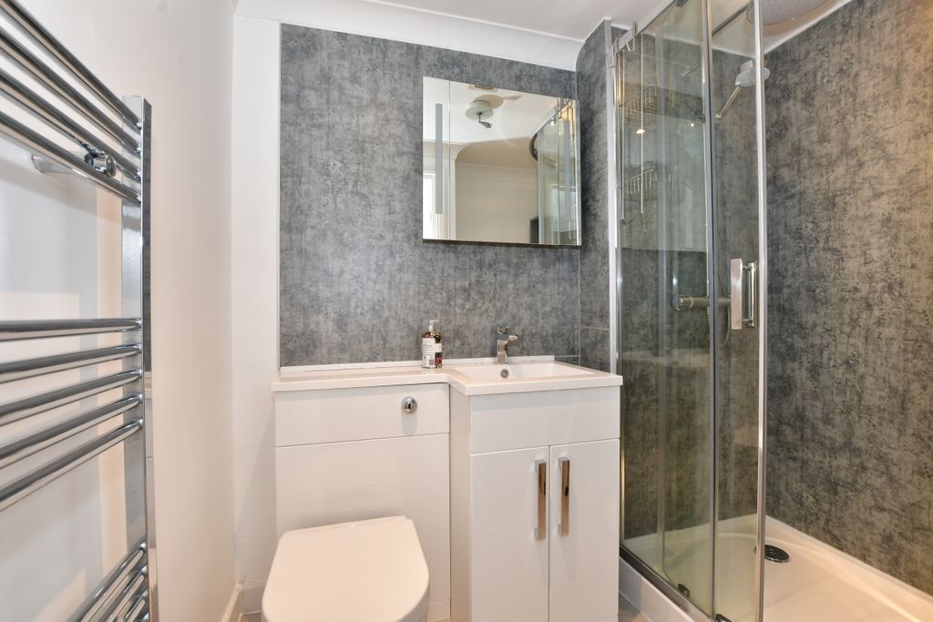 Property photo 3 of 11 Bathroom