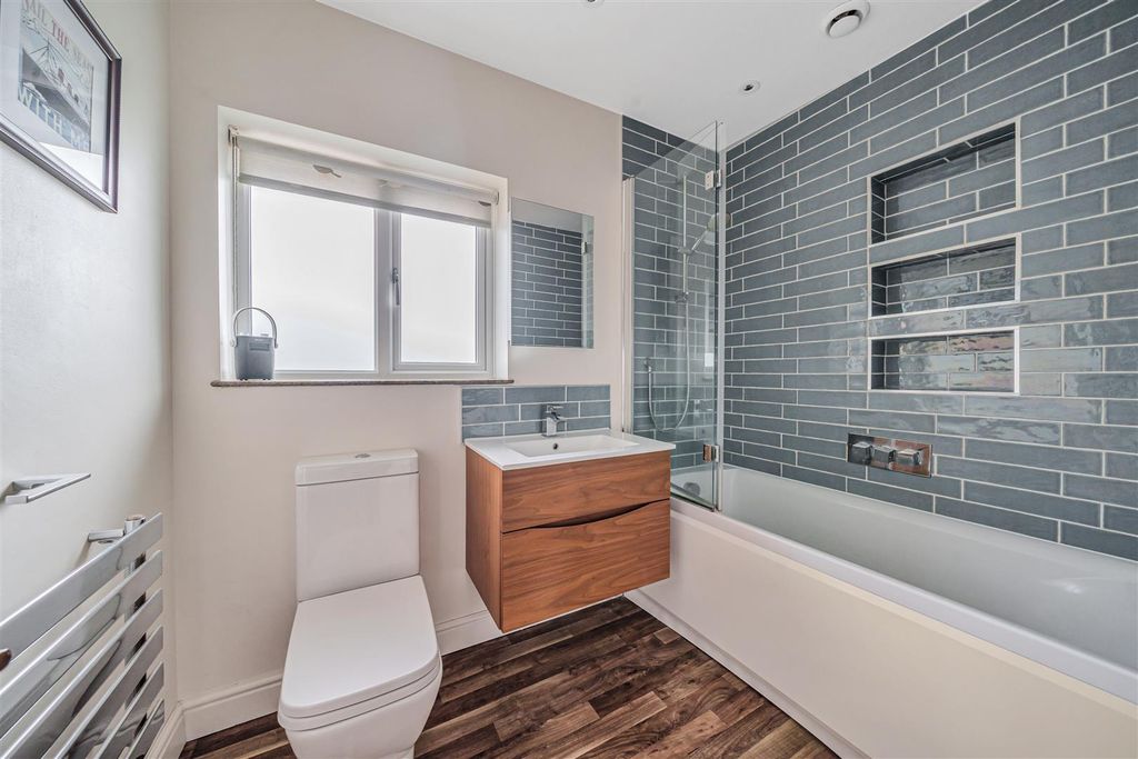 Property photo 3 of 11 Dulwich Way - Bathroom.Jpg