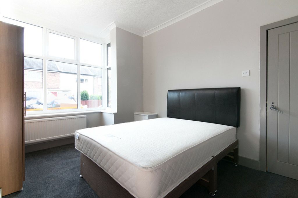 Property photo 1 of 5 Bright And Spacious Double Bedroom Featuring Large...