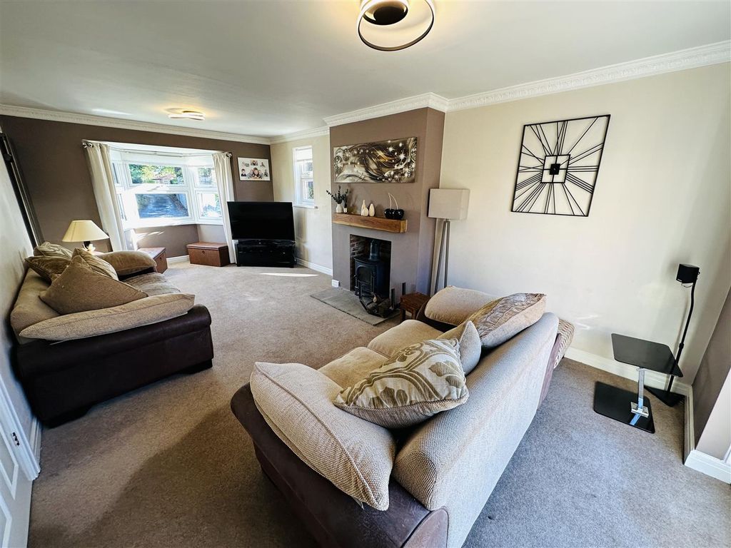 Property photo 3 of 27 Lounge