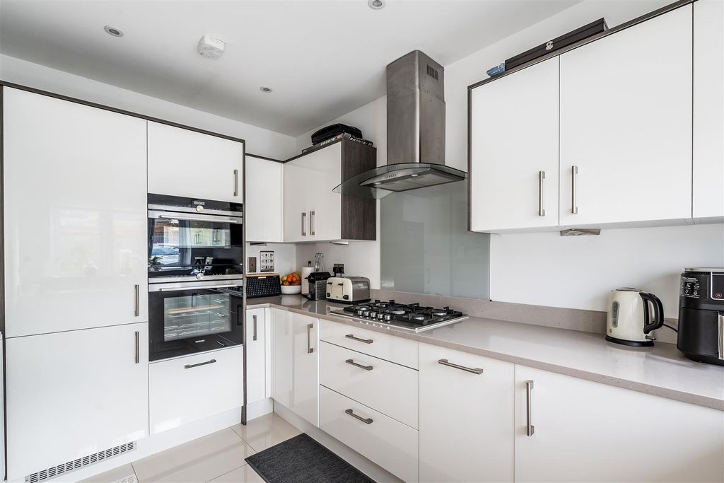 Property photo 3 of 21 14-Winchester-Mews-25.Jpg