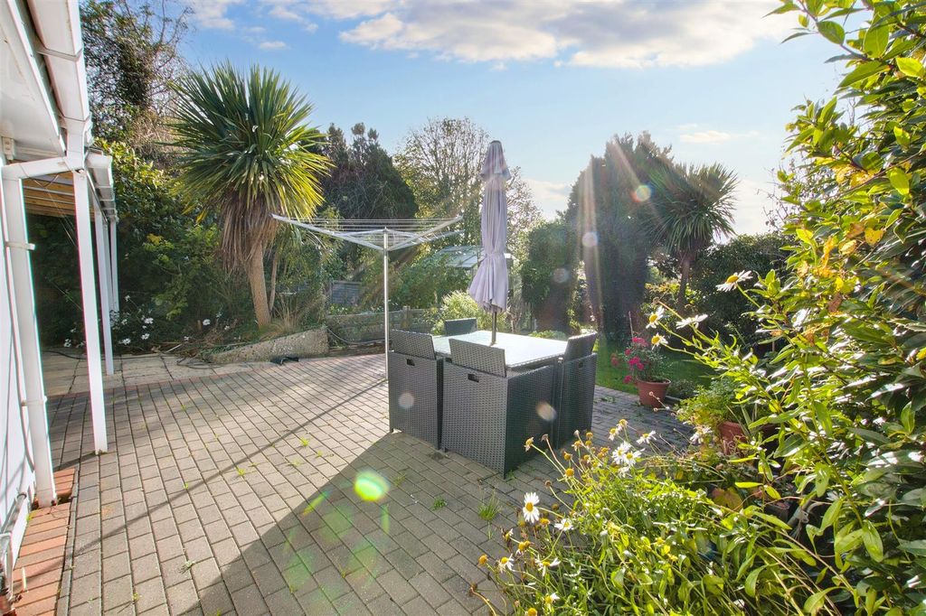 Property photo 3 of 52 Gardens