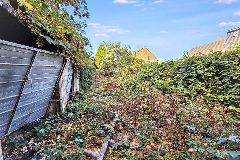 Property photo 3 of 6 Land And Garages At Cunningham Road, Enfield, En3 6Lb