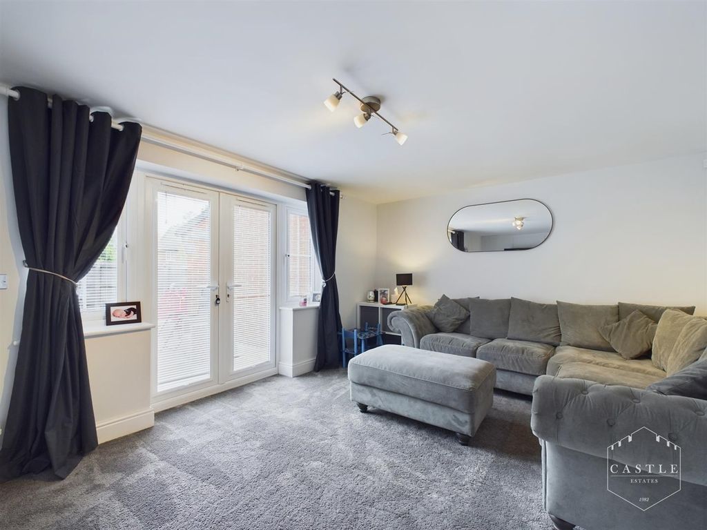 Property photo 3 of 17 Lounge
