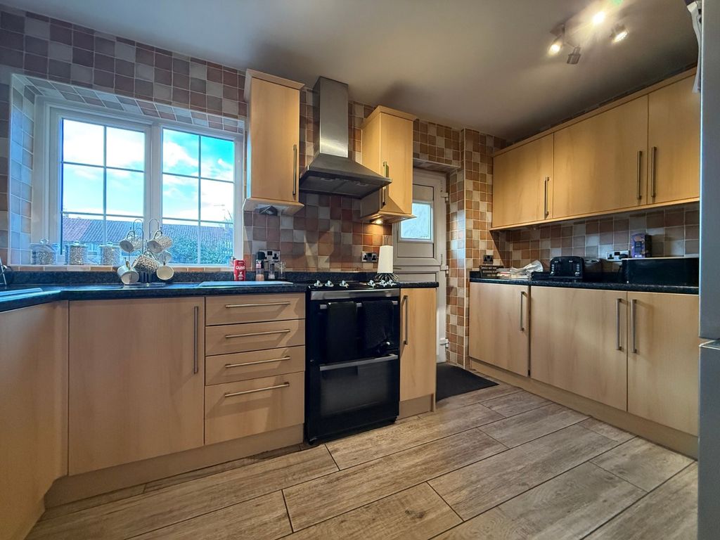 Property photo 3 of 18 Kitchen