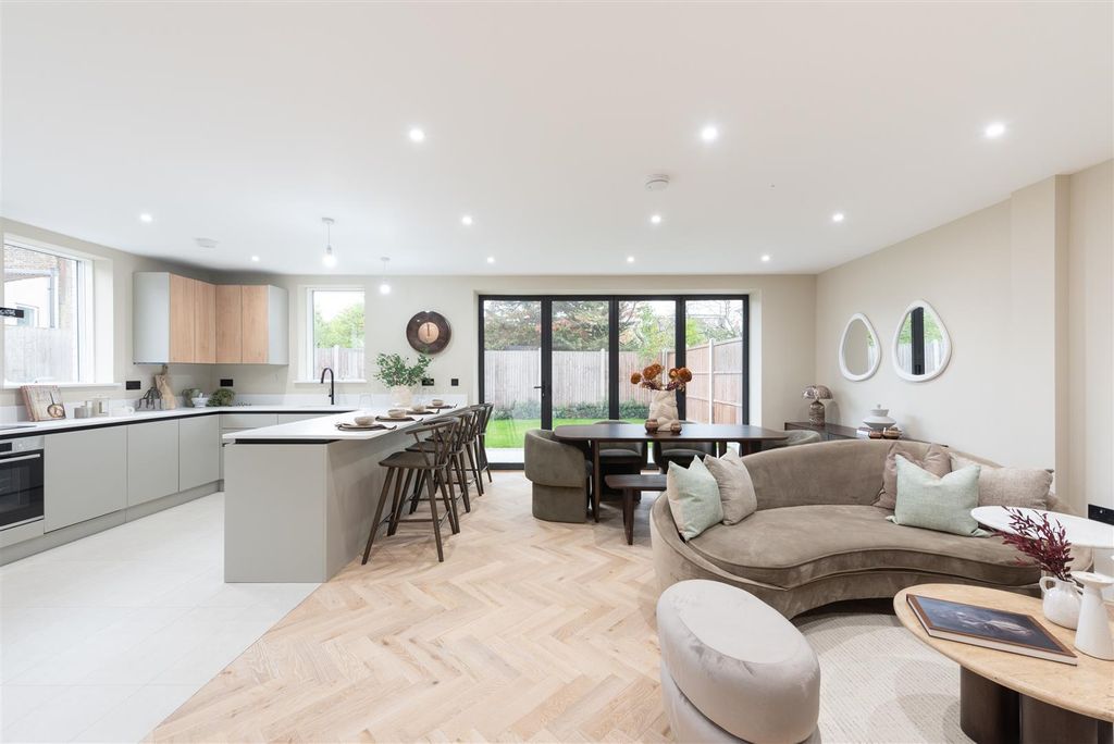 Property photo 2 of 28 Stark Mews, E17