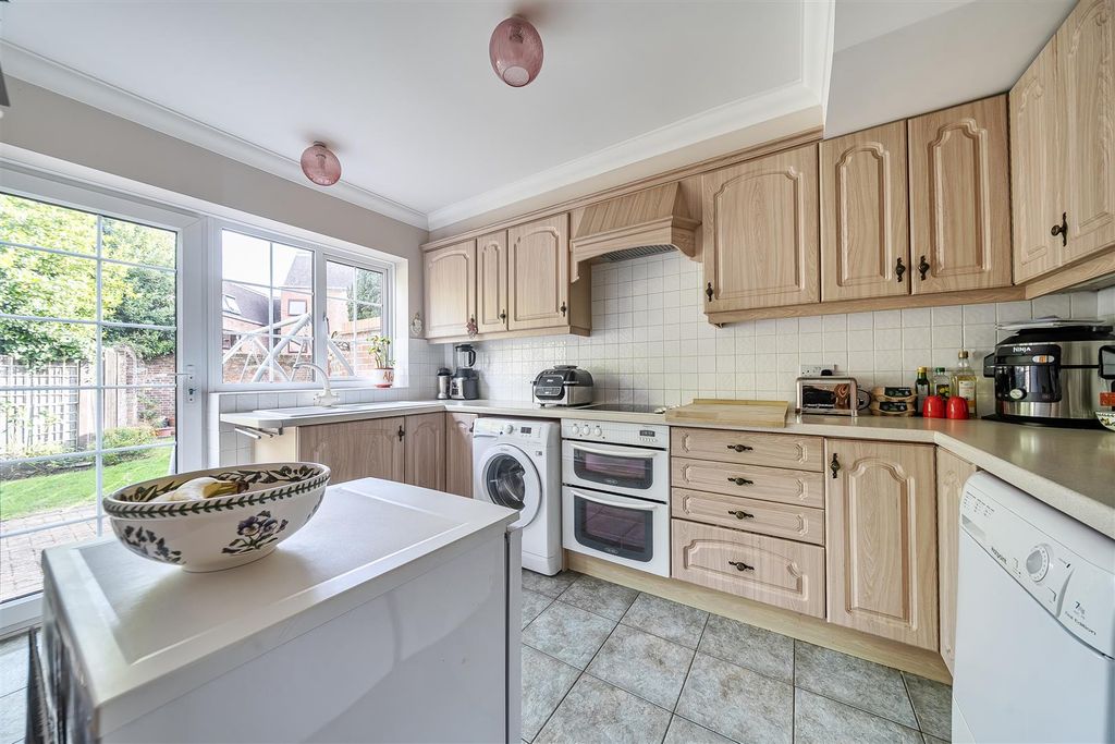 Property photo 3 of 19 Kitchen