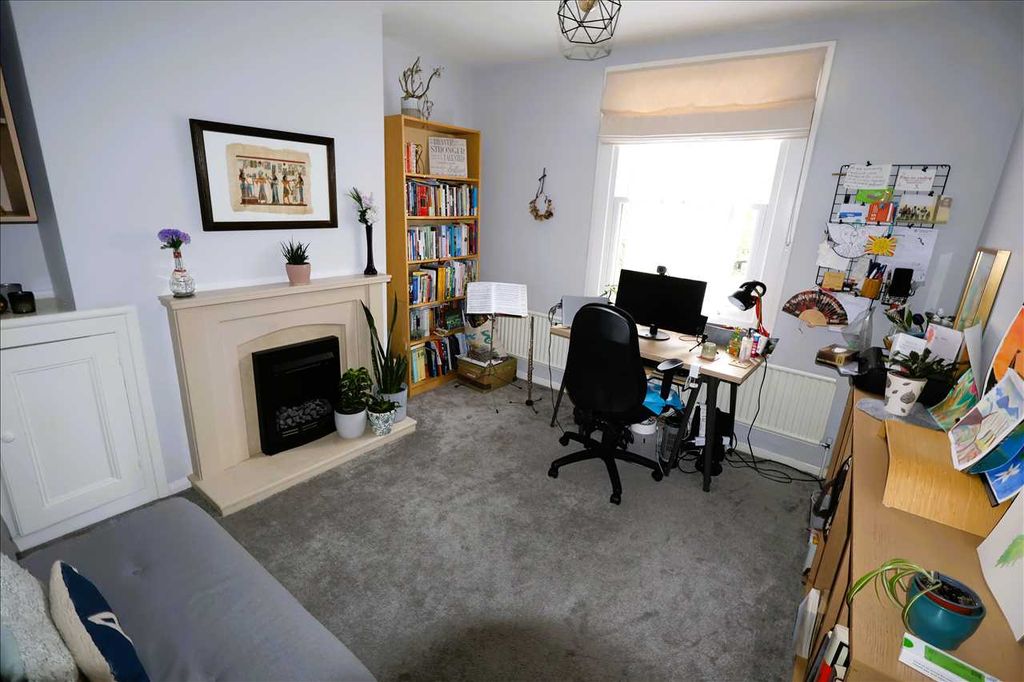 Property photo 2 of 18 Lounge