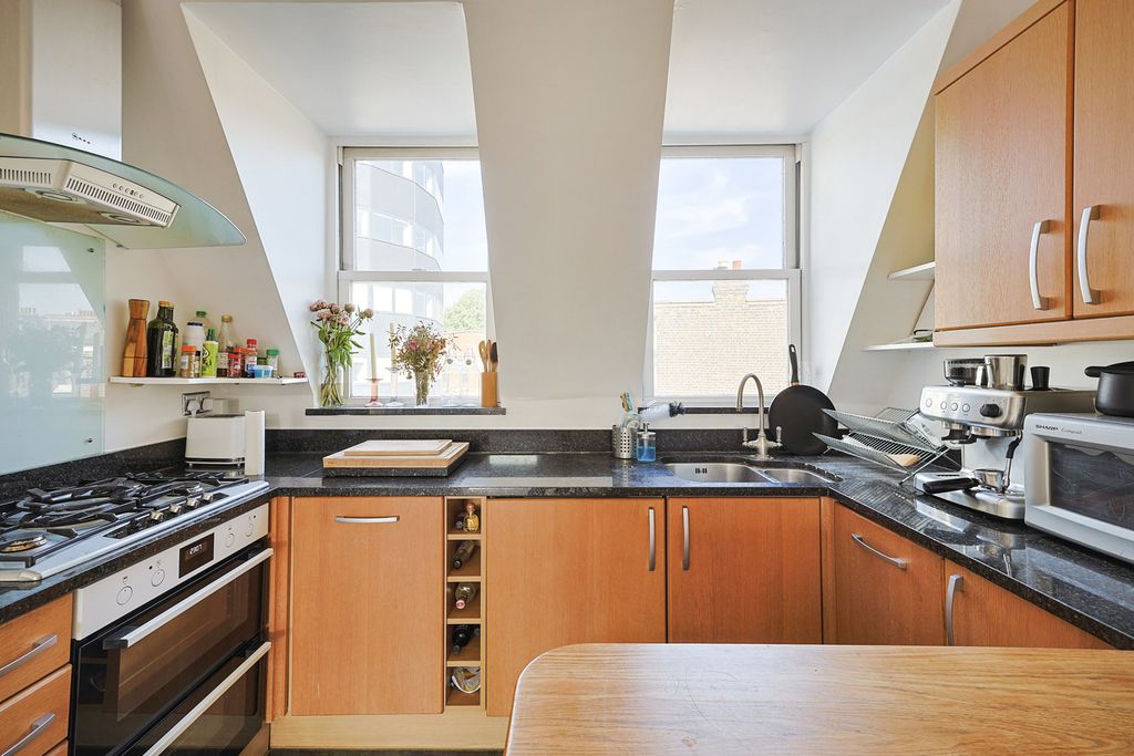 Property photo 3 of 11 Kitchen