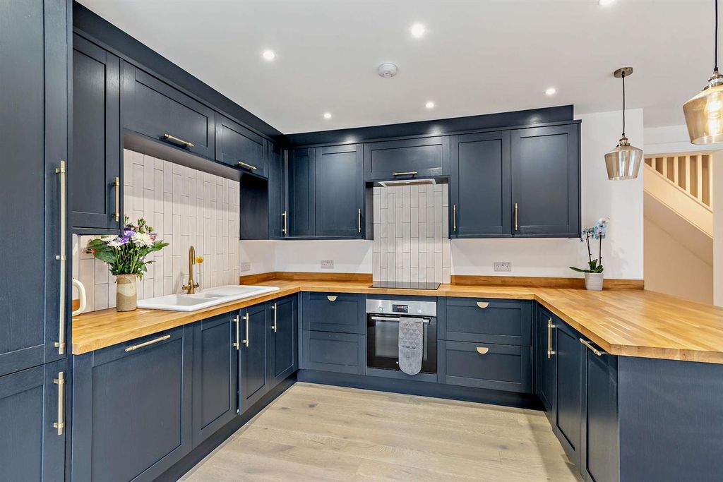 Property photo 2 of 27 8659732-Interior03-800.Jpg