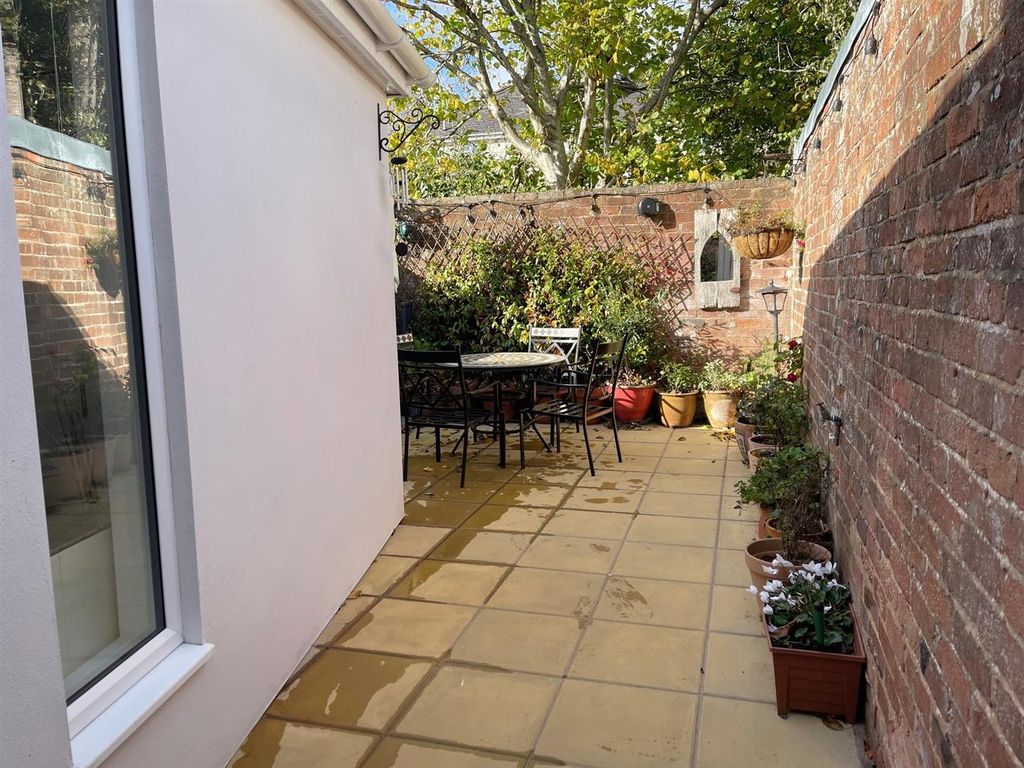 Property photo 3 of 23 Walled Courtyard Garden