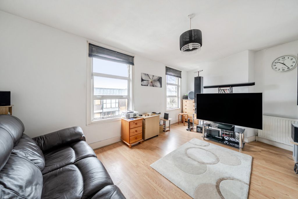 Property photo 3 of 15 1415974-7-6995968...