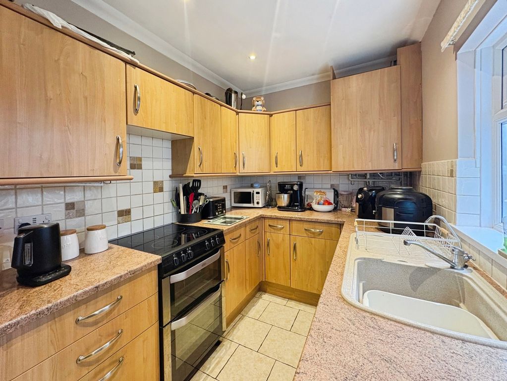 Property photo 3 of 10 Kitchen