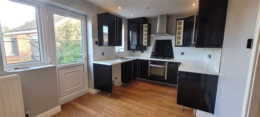 Property photo 3 of 10 Kitchen
