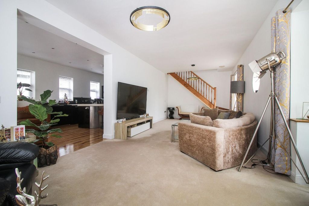 Property photo 3 of 21 6