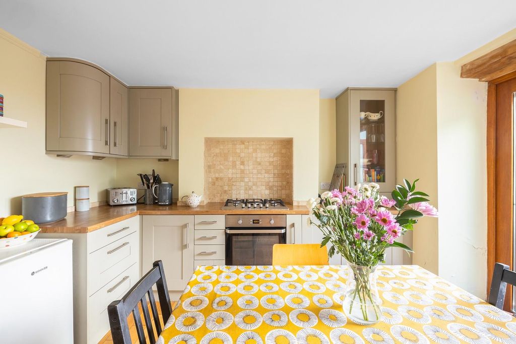 Property photo 3 of 31 6, Mendip Road-11.Jpg