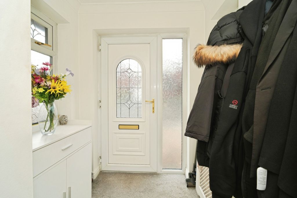 Property photo 2 of 18 Entrance Hallway