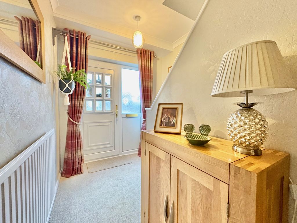 Property photo 2 of 28