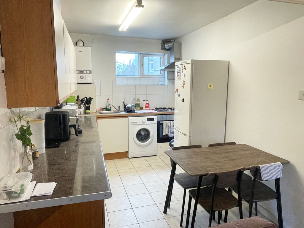 Property photo 2 of 6 Kitchen