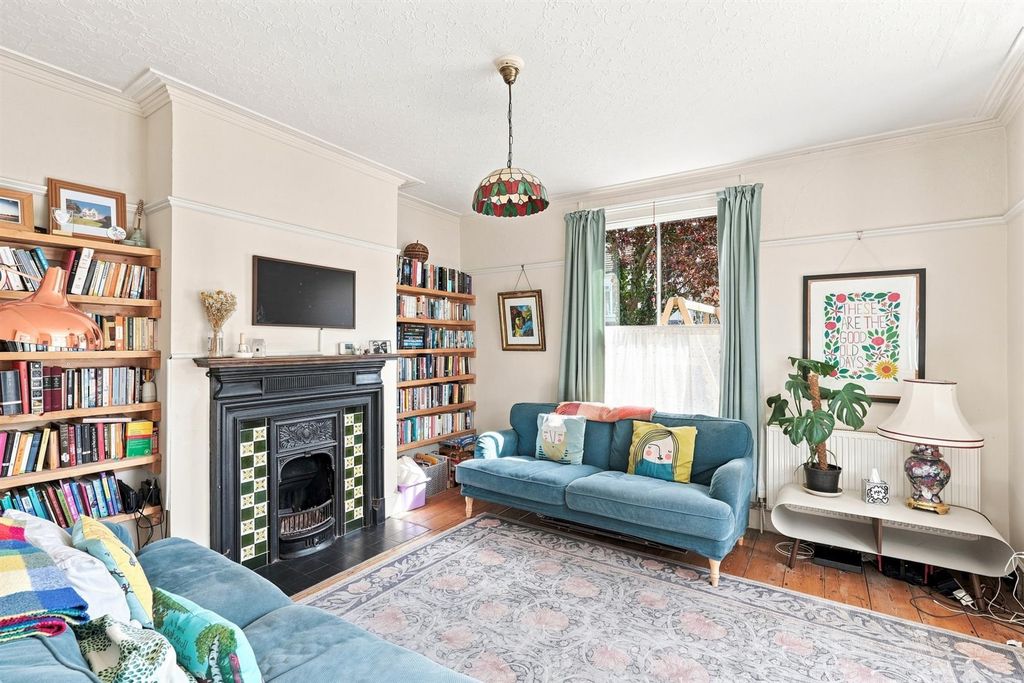 Property photo 2 of 36 2-Sandringhamrd-025.Jpg
