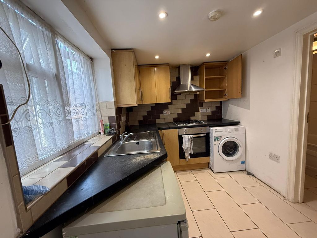 Property photo 1 of 4 One Bedroom Ground Floor Flat Close To Ilford Station- Â£1400