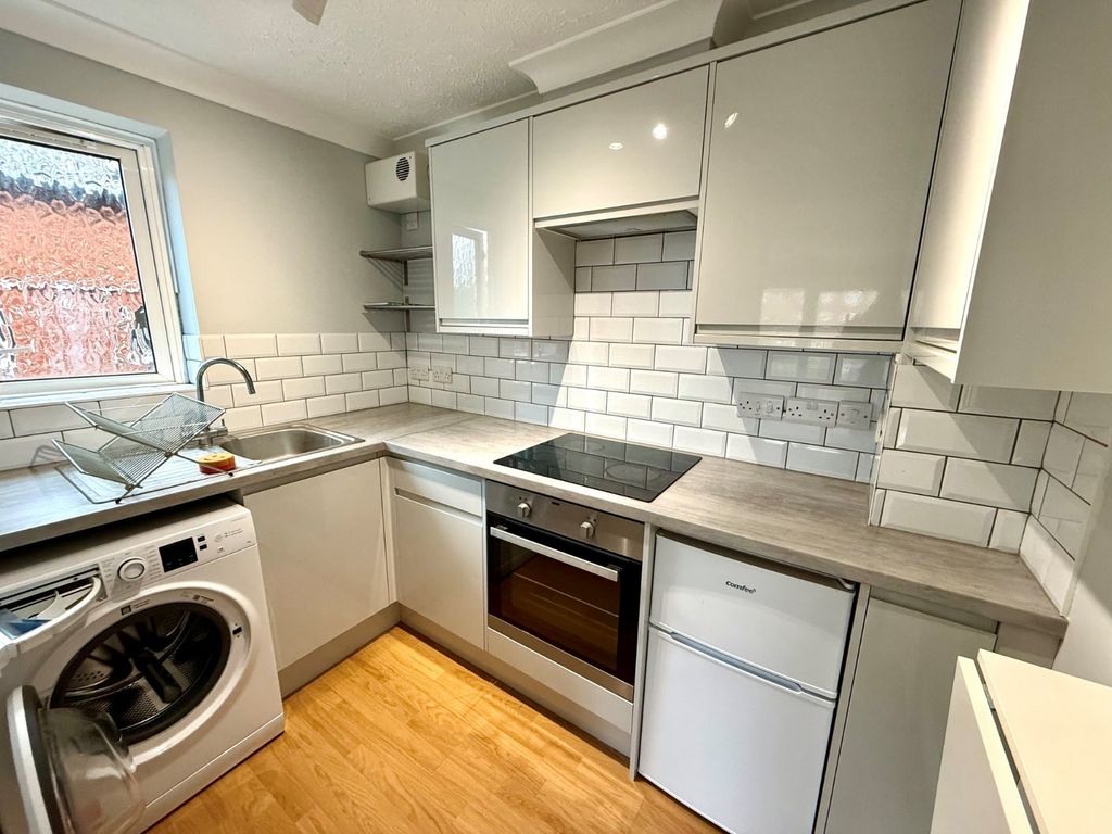 Property photo 2 of 8 Picture No. 11