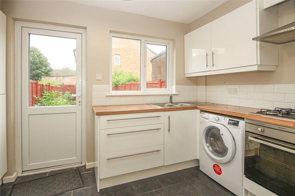 Property photo 3 of 10 Kitchen