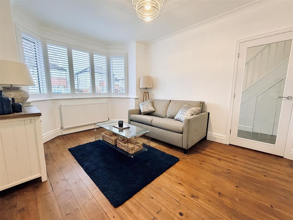 Property photo 2 of 31 Lounge