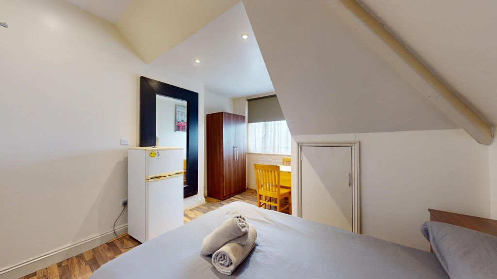 Property photo 3 of 6 Bedroom