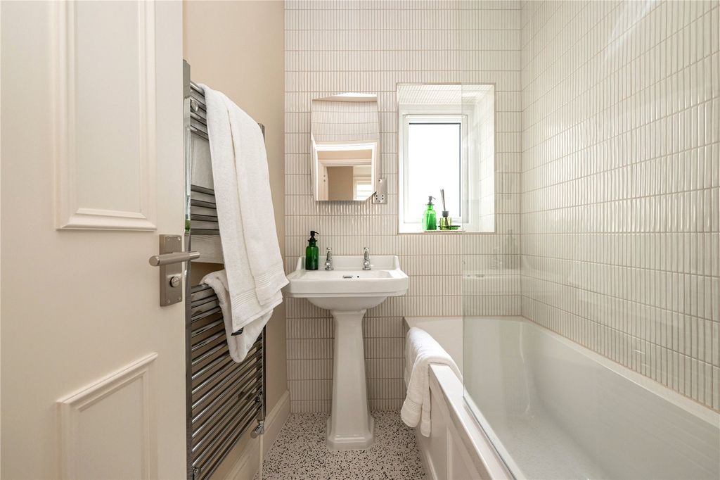 Property photo 2 of 7 Bathroom