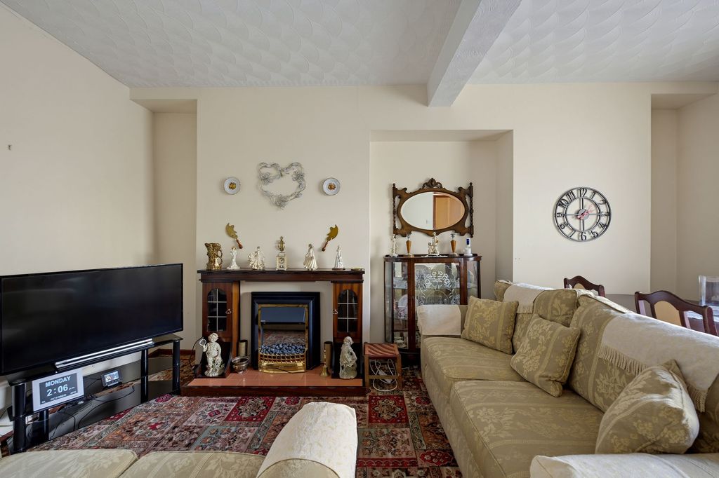 Property photo 2 of 33