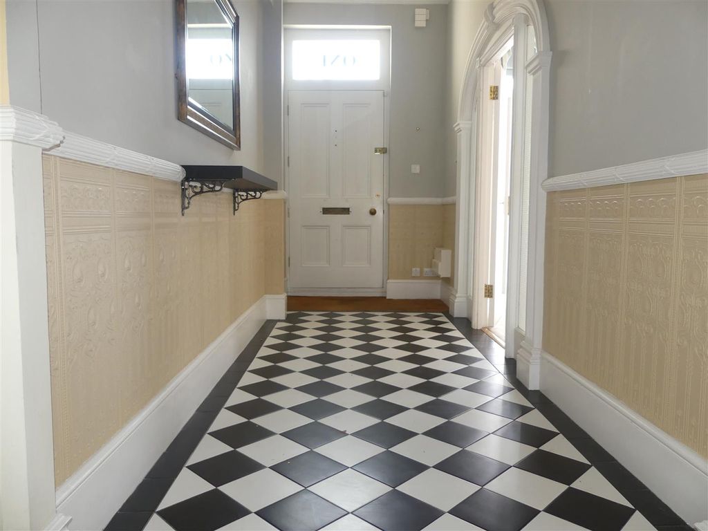 Property photo 3 of 18 Entrance Hall.Jpg