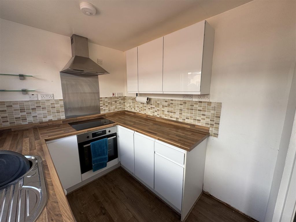 Property photo 2 of 11 Kitchen
