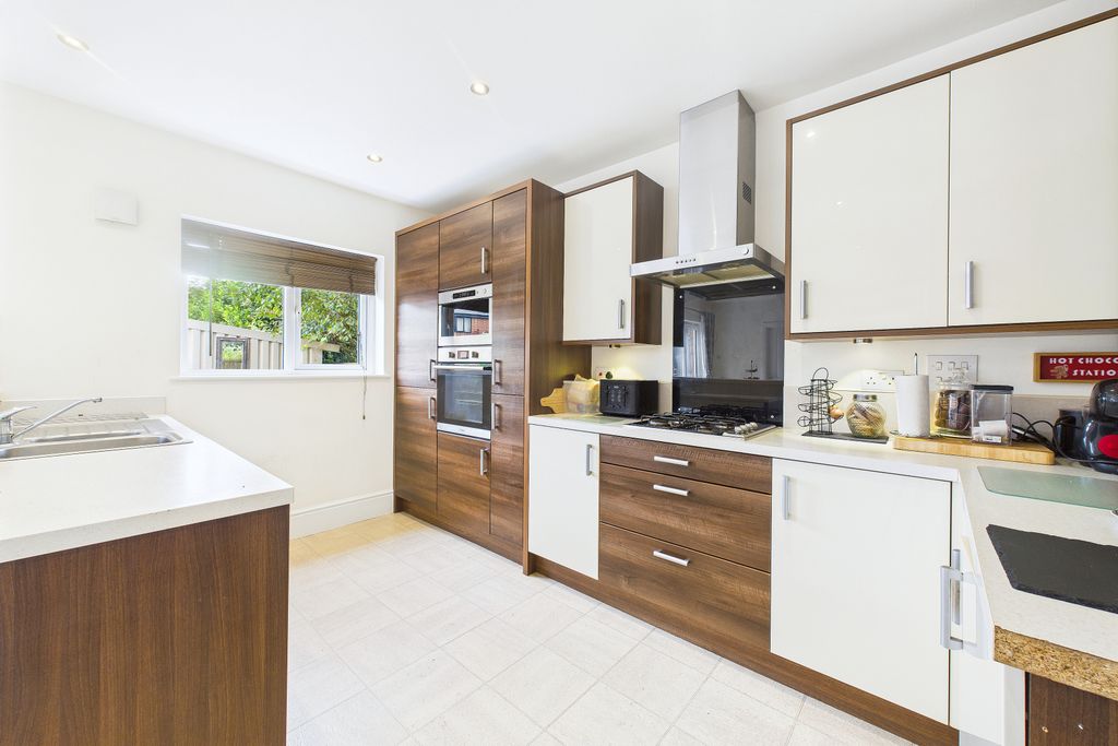 Property photo 3 of 19 Kitchen