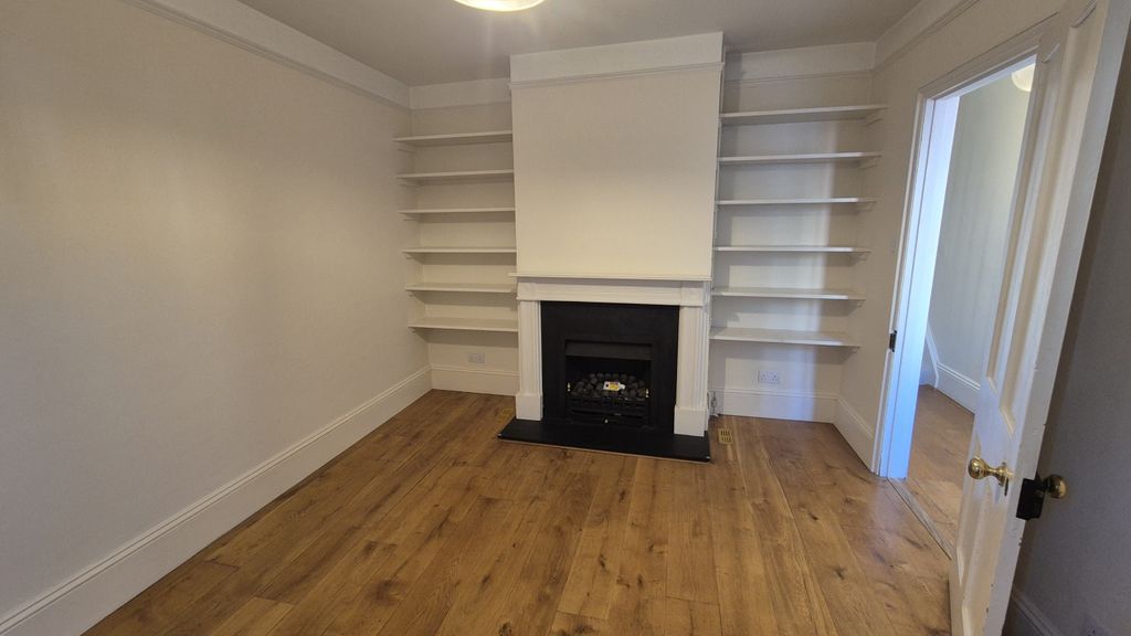 Property photo 3 of 18 Sitting Room