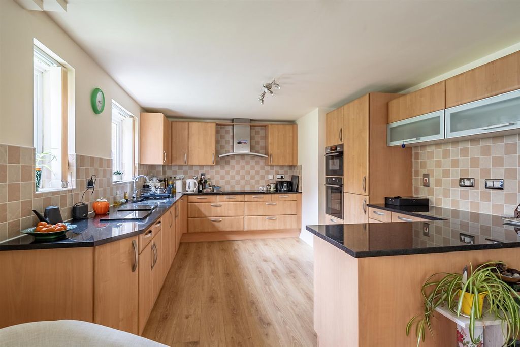 Property photo 3 of 17 Kitchen