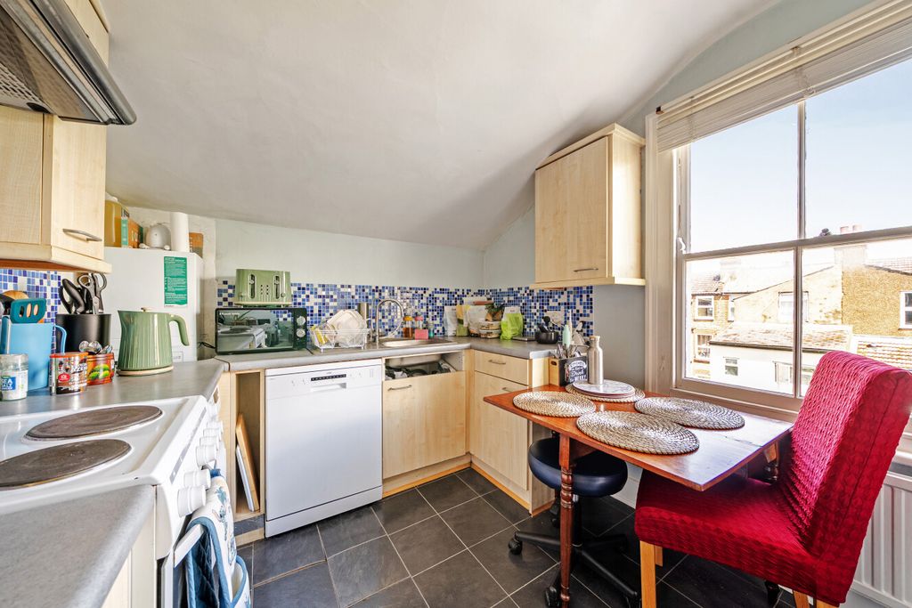 Property photo 3 of 12 1468197-11-6A1Eca...