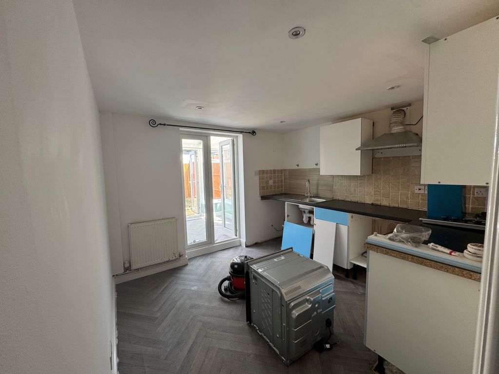 Property photo 1 of 10 Kitchen